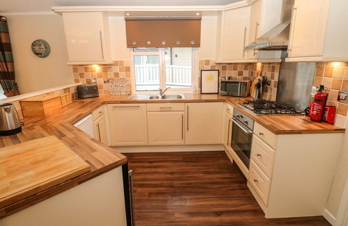 Amroth Cottage | 16 HERITAGE PARK, pet friendly, with a garden in Kilgetty