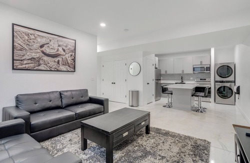 Gateway Apartment | 16 Mi to Dtwn Denver: Modern Apt w/Patio
