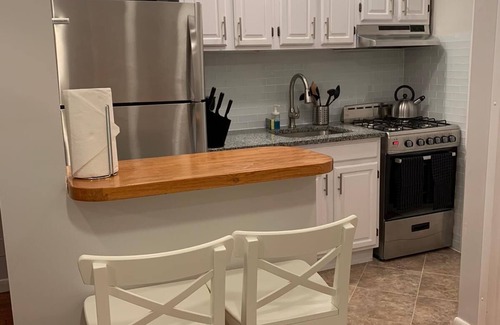 Industry Apartment | 1631 2C · Stupendous 1bed Apt./20 min to NYC-Parking Avail.