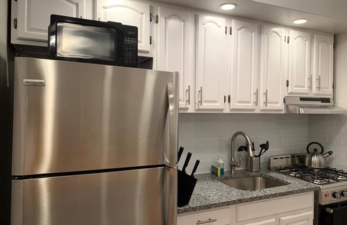 Industry Apartment | 1631 2C · Stupendous 1bed Apt./20 min to NYC-Parking Avail.