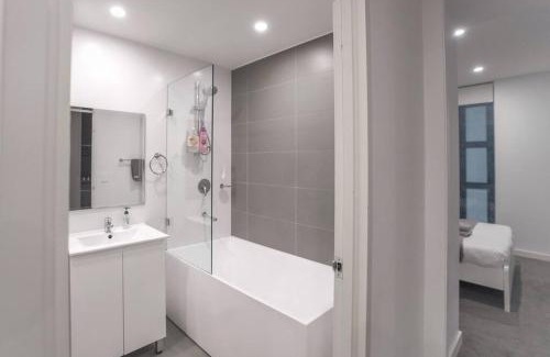 Mascot Apartment | 16M Stylish 2 Bedroom Abnb Apt in Mascot, 2 Free Parking