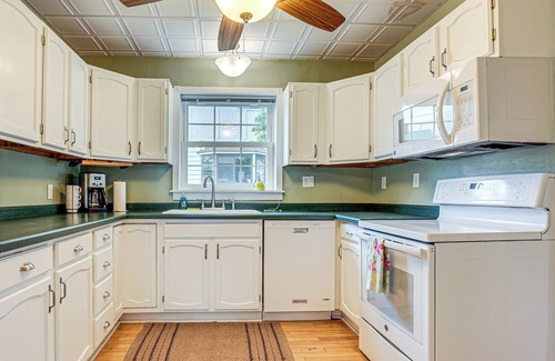 Ontonagon House | 17 Mi to Porkies: Getaway Steps to Beach & Main St