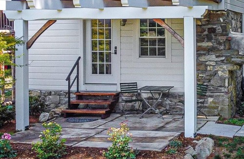 Chester House | 1786 Farm Cottage Honeymoon Suite Renovated 2022