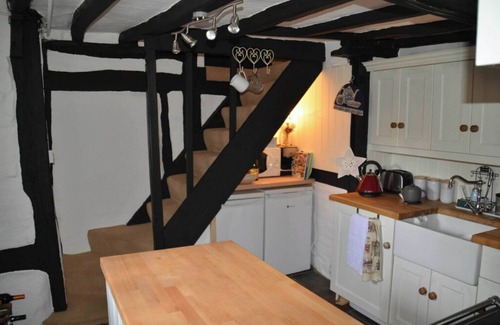 Shottery Cottage | 17th Century 2 Bed Thatched Cottage Close to Stratford Upon Avon. Private Garden