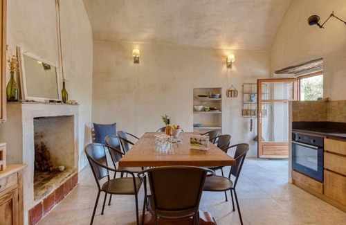Bonifacio House | 17th century Tower, restored and a sheepfold; 10 min walk to beach CalaSciumare