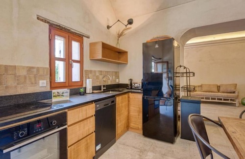 Bonifacio House | 17th century Tower, restored and a sheepfold; 10 min walk to beach CalaSciumare