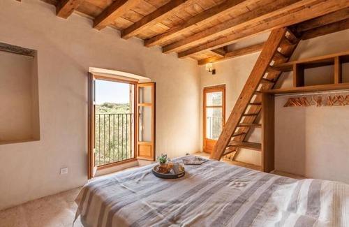 Bonifacio House | 17th century Tower, restored and a sheepfold; 10 min walk to beach CalaSciumare