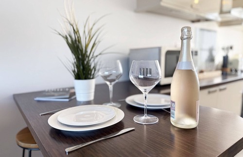 Newquay Apartment | 18 Coastline Court is a beautiful cliff top apartment with outstanding views across Newquay’s amazin