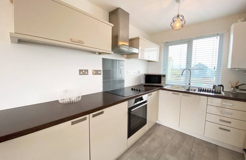 Newquay Apartment | 18 Coastline Court is a beautiful cliff top apartment with outstanding views across Newquay’s amazin