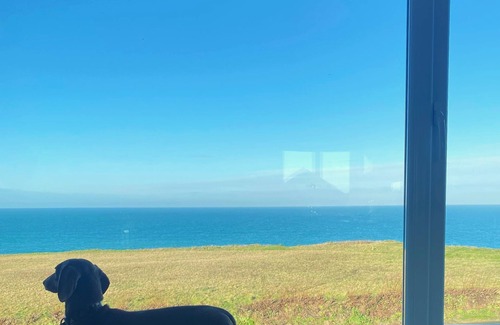 Newquay Apartment | 18 Coastline Court is a beautiful cliff top apartment with outstanding views across Newquay’s amazin