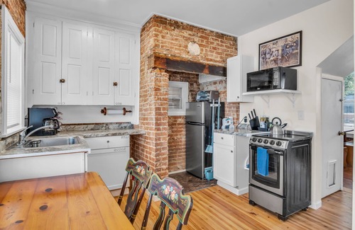 Gettysburg House | 1850s Gettysburg Home - 2 Blocks from Square - Sleeps 10 - Under NEW mgmt!