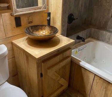 Hendersonville House | 1850s Settlers Cabin at Wethero Ridge