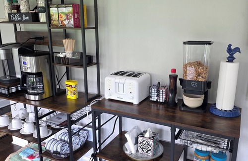 Hancock House | "1878 RiverRun" Scenic Views - Trails - Breakfast - Game Room - WiFi