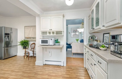 Bristol Condo | 1878 Victorian Downtown Bristol /Hot tub/Yard