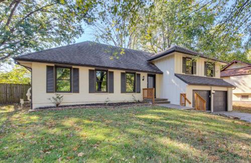 Blue Springs House | 19 Mi to Kansas City Group Retreat with Game Room!