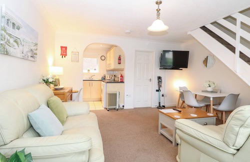 Hopton Cottage | 19 WATERSIDE PARK, pet friendly, country holiday cottage in Corton