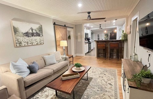 Carrboro House | 1920’s Farmhouse - 3bed/2bath - Pet Friendly