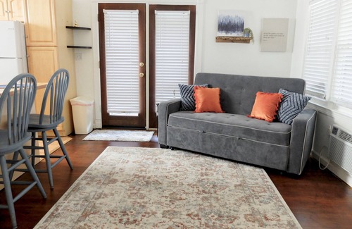 Mariposa Apartment | 1930’s Bungalow hidden in Mariposa’s Historic Downtown
