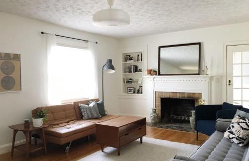 Knoxville House | 1940's Bungalow near Downtown & UT Campus