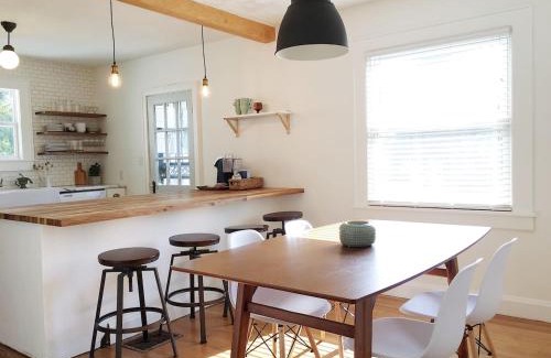 Knoxville House | 1940's Bungalow near Downtown & UT Campus