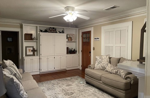 Columbus House | 1940s 3 Bedroom 2 Bath fully furnished home in the historic Overlook District