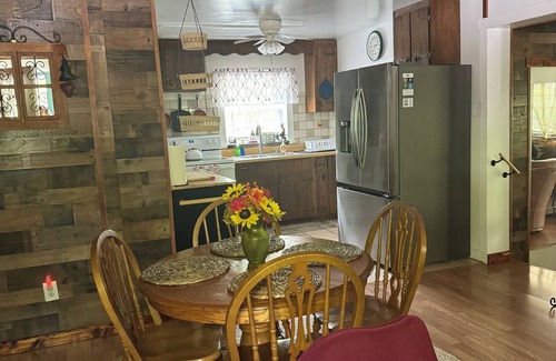 Luray Cabin | 1959 TOPLEY Retreat offers Serenity/Tranquility + Pets - Fenced Area/FREE WIFI