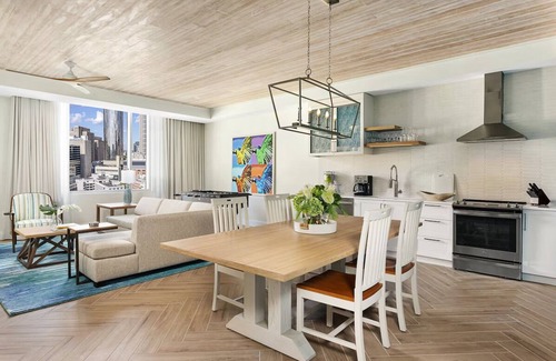 Downtown Atlanta Hotel | 1BD Presidential Suite/Atlanta - Downtown Location w/Rooftop Pool!