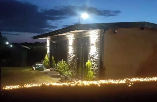 Neath Apartment | 1Bed Cottage, Sleeps 2 - Mountain Views, Parking