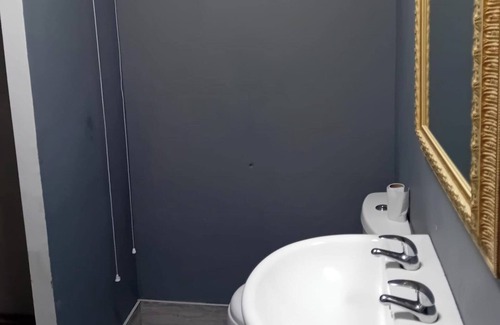 Neath Apartment | 1Bed Cottage, Sleeps 2 - Mountain Views, Parking