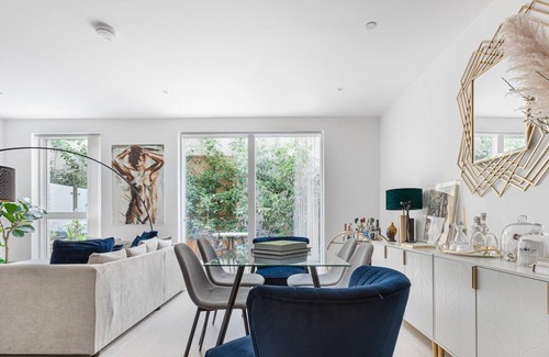 Brondesbury Park Apartment | 1bed flat with terrace