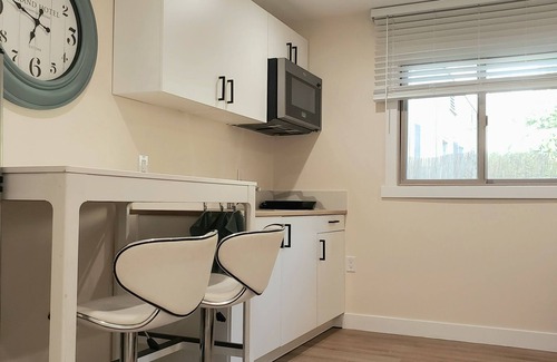 Glendale House | 1Bedroom Guesthouse in Downtown Glendale near shops/mall. Outdoor Cafe Table.