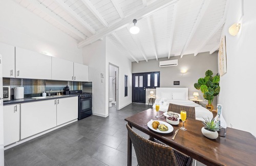 Esmeralda Apartment | 1BR 2 min to the beach, Fully Equipped Escape, Warm, Relaxing & Perfect for Two