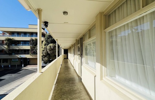 Glenelg North Apartment | 1BR APT with parking close to beach