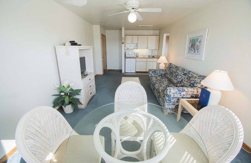 Duck Condo | 1BR Coastal Condo w/Pool Access