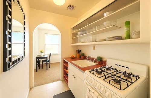Gold Coast Apartment | 1BR Gold Coast Vintage Gem