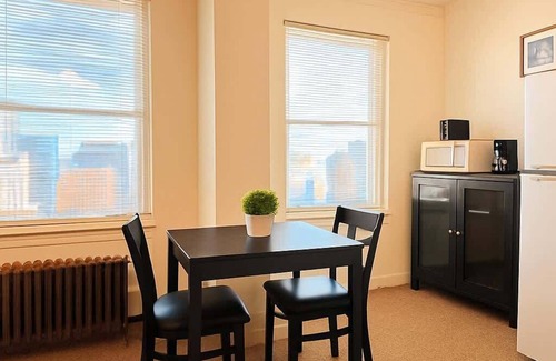 Gold Coast Apartment | 1BR Gold Coast Vintage Gem