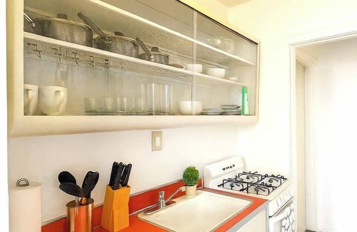 Gold Coast Apartment | 1BR Gold Coast Vintage Gem