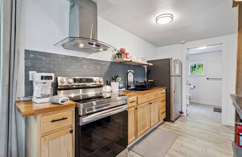 Central Oklahoma City Apartment | 1BR Holiday Apt | Full Kitchen + King Bed #14B