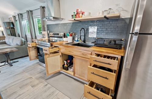 Central Oklahoma City Apartment | 1BR Holiday Apt | Full Kitchen + King Bed #14B