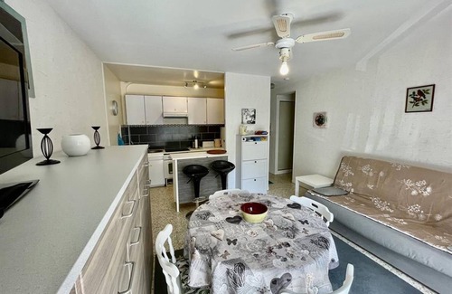 Balaruc-les-Bains Apartment | 1BR in Balaruc-les-Bains, AC, Parking, 4 pers