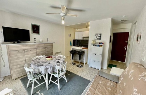 Balaruc-les-Bains Apartment | 1BR in Balaruc-les-Bains, AC, Parking, 4 pers