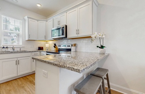Goose Creek House | 1BR loft in Pet Friendly Resort w/pool & more