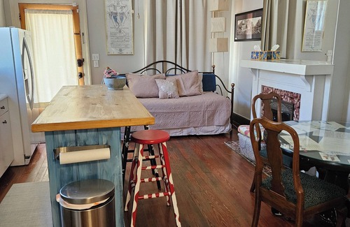 West Riverside Condo | 1BR Sleeps 2-4, GREAT UPTOWN LOCATION!