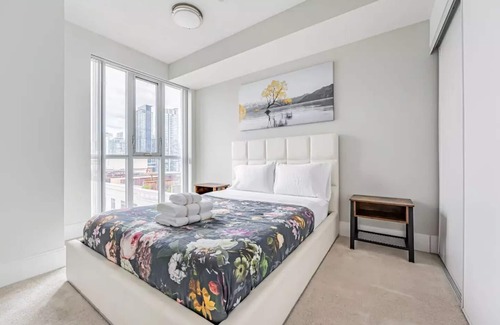 Fort York Hotel | 1King 1Queen 1Twin Beds/CN TowerView/Luxury Suite