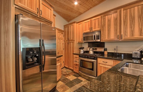 North Wawona Cabin | (1L) The Tree House at The Redwoods In Yosemite