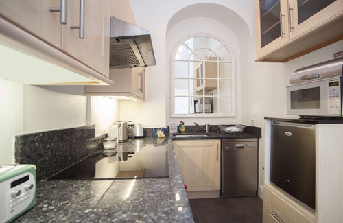 Upper Town Apartment | 1st floor Georgian apartment for 4, perfect for enjoying vibrant city living.