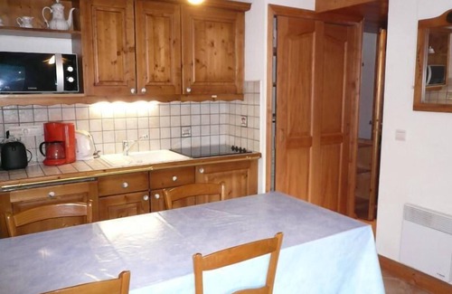 Les Allues Apartment | 1st floor, view village, terrace, tv, ski locker, 39m², Méribel