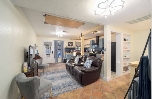 Historic District Apartment | 2/1 Historic Carriage House Walking Distance to Downtown