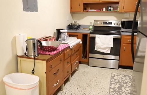 College Park House | 2/1 town house, 3 beds, 2 miles to the beaches
