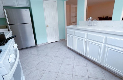 Estates at Canyon Crest House | 2-10 min drive to banks, supermarket, restaurant, UCR ,golf course, City Hall.
